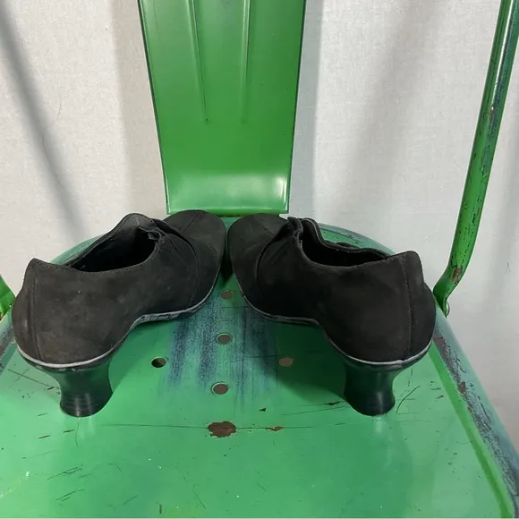 La Canadienne Black Suede Waterproof Shoes in Size 6