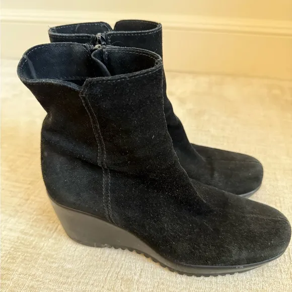 La Canadienne black wedge suede boots