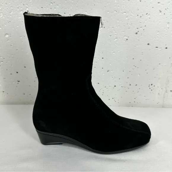 La Canadienne size 5.5 Black Suede Wedge Boots