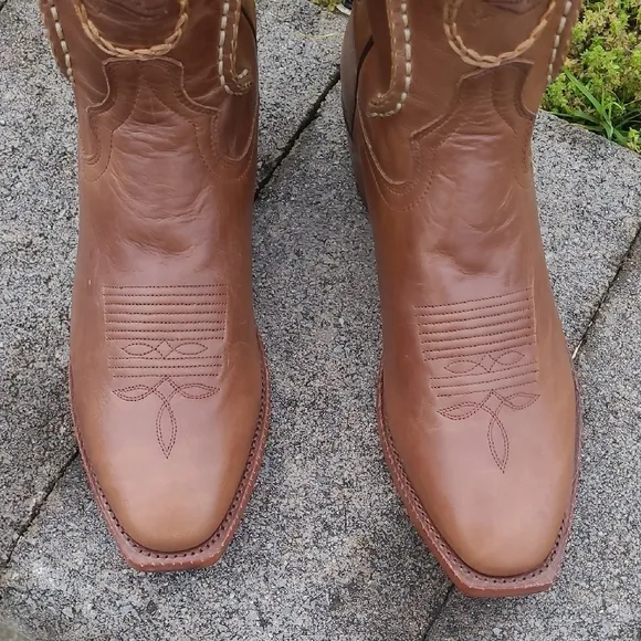 Lagrange Leather The Bradley men's French toe cowboy boots, size 9.5 D tan