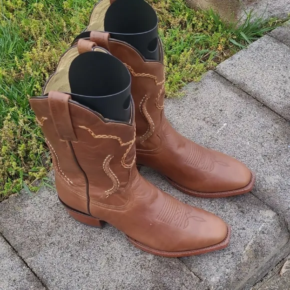 Lagrange Leather The Bradley men's French toe cowboy boots, size 9.5 D tan