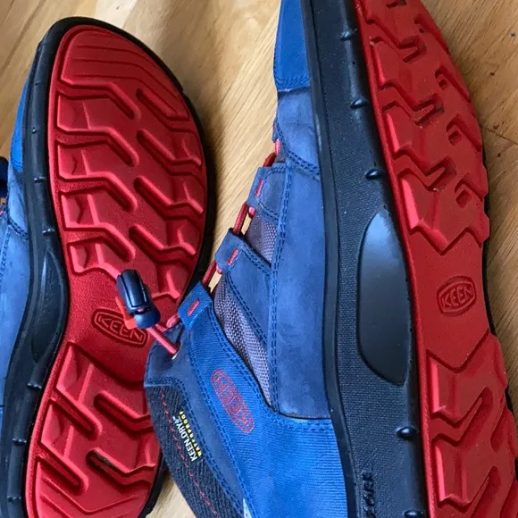Like new Keen waterproof hiking boots