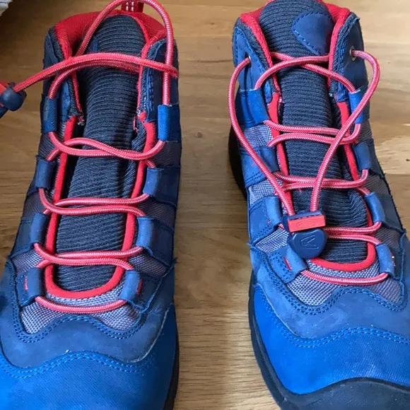 Like new Keen waterproof hiking boots
