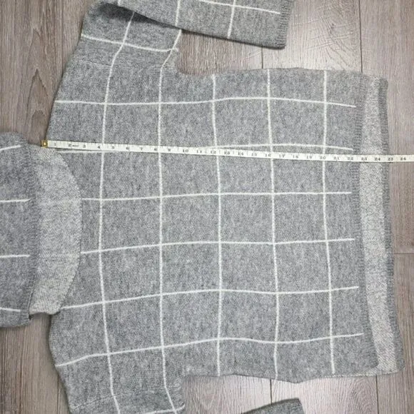𝅺LUMIERE Gray &amp; White Grid Pattern Turtleneck Pullover Sweater Medium