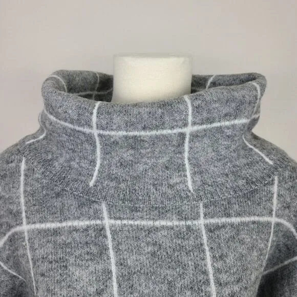 𝅺LUMIERE Gray &amp; White Grid Pattern Turtleneck Pullover Sweater Medium