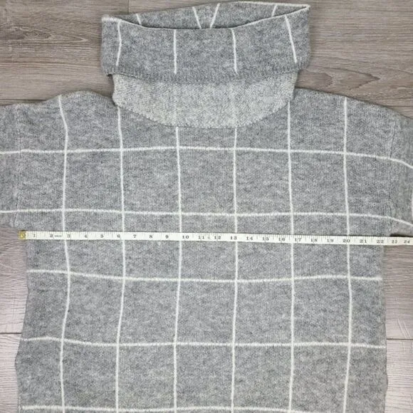 𝅺LUMIERE Gray &amp; White Grid Pattern Turtleneck Pullover Sweater Medium