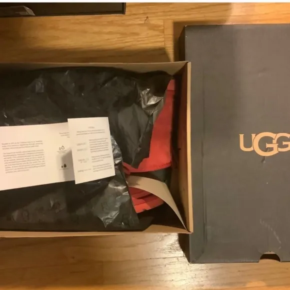 Mens Red UGG Boots Size 11 Neumel Suede Chukka Boots Fur Lining