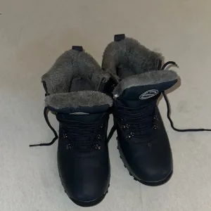 Mens Size 9.5 Winter Boots.