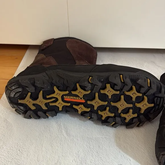 Merrell Fullbench Thinsulate Side Zip Tactical boots in brown suede and black.