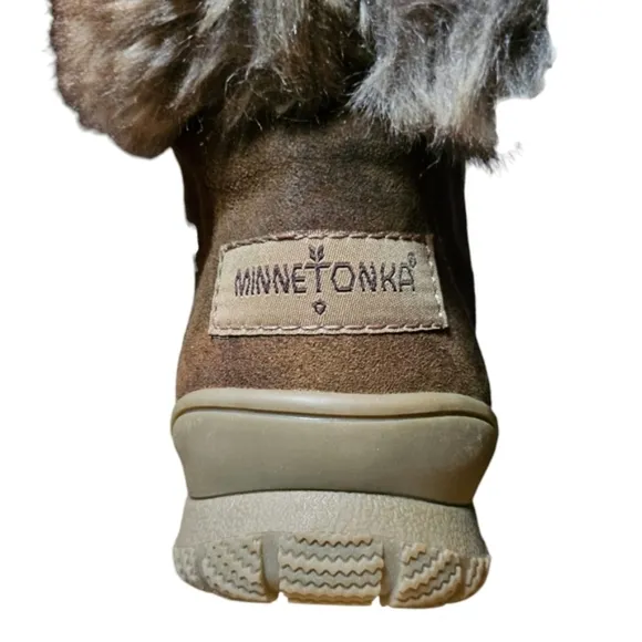 Minnetonka Boots Ankle Brown Suede Leather Faux Fur Cuff Lined Tread sz 7