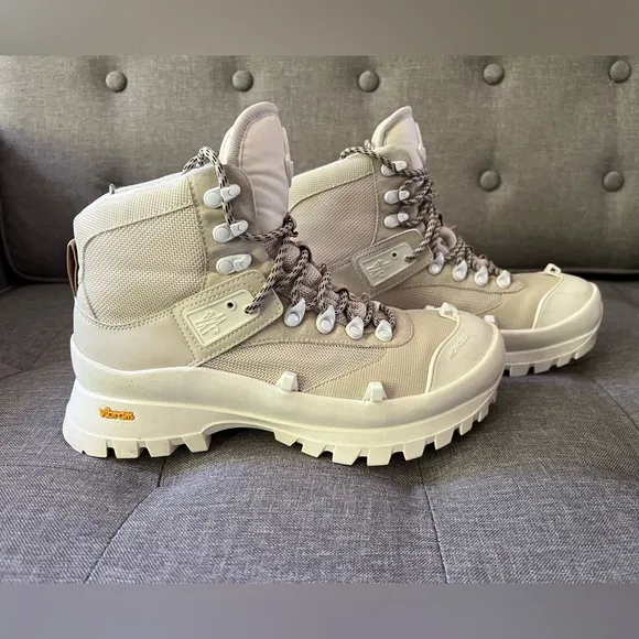 MONCLER GLACIER BOOTS🌹
