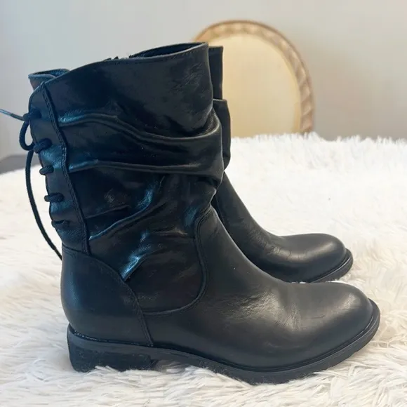 NEW $190 SOFFT Sharnell Black Leather Slouch Lace up low heel boots women size 6