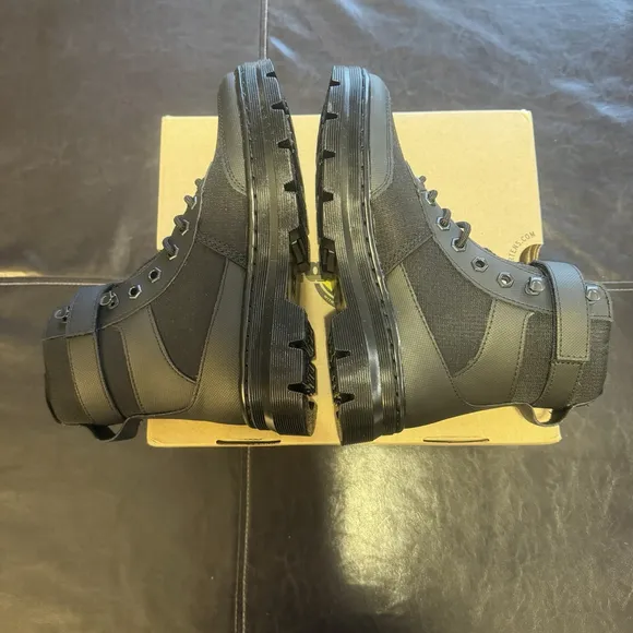 New Dr Martens unisex Combs tech 8 tie boots in black Size: 7(women)