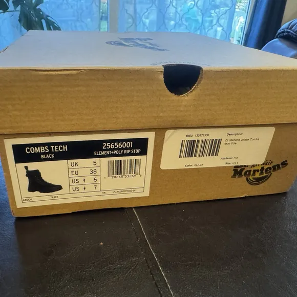 New Dr Martens unisex Combs tech 8 tie boots in black Size: 7(women)