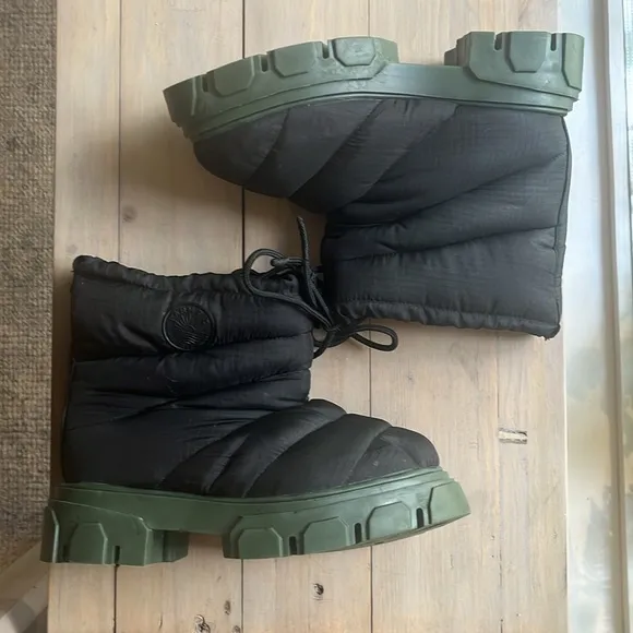 NEW! FARM RIO black green Lug Sole puffer nylon winter ankle Boots 8.5