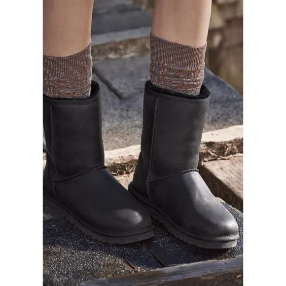 New in Box UGG Classic Short Water-resistant Leather Boots US 6 BLACK