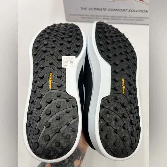 New Men’s Sketchers Golf shoes with arch support size 10. 100% waterproof.