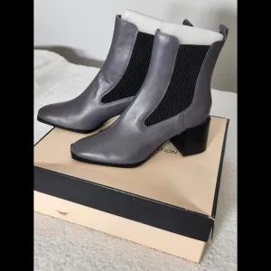 New W Box BCBG Generation Boots for Women