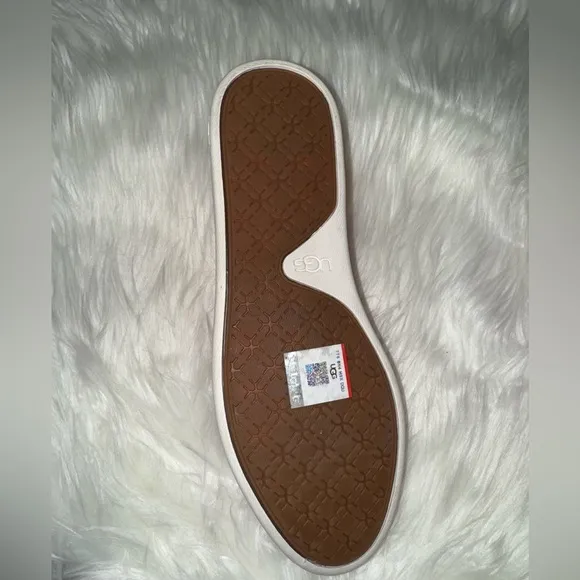 New without box- Ugg Womens Sammy Wild Flower Knit Shoes- size 7
