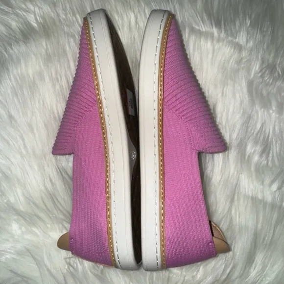 New without box- Ugg Womens Sammy Wild Flower Knit Shoes- size 7