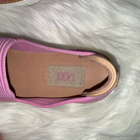 New without box- Ugg Womens Sammy Wild Flower Knit Shoes- size 7