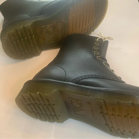 NIB DR. MARTENS Unisex Vegan Felix Rub Boots in Black, Size 5 Women, 4 Men