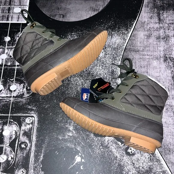 NIB Khombu Boots