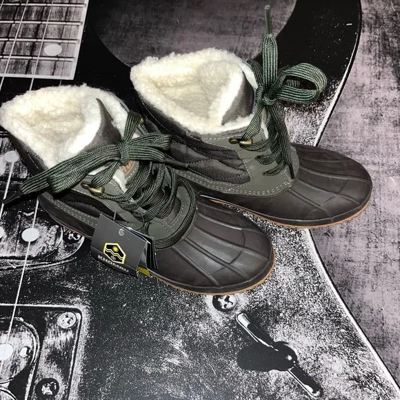 NIB Khombu Boots