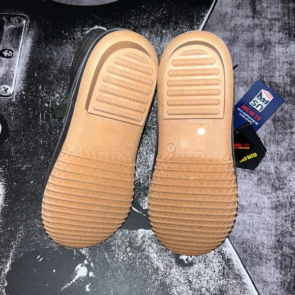 NIB Khombu Boots