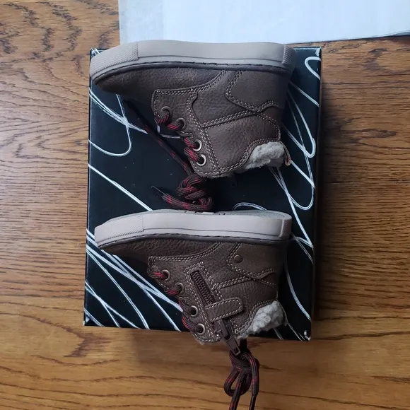 NIB Max   Jake Steven Boot Brown Kid's Zip Up Boot Size 5 Toddler