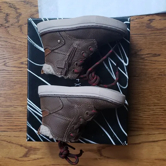 NIB Max   Jake Steven Boot Brown Kid's Zip Up Boot Size 5 Toddler