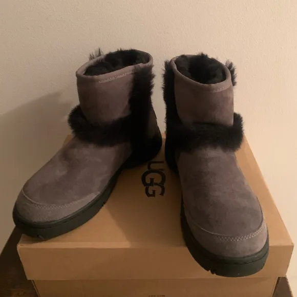 NIB! UGG women sunburst mini boots
