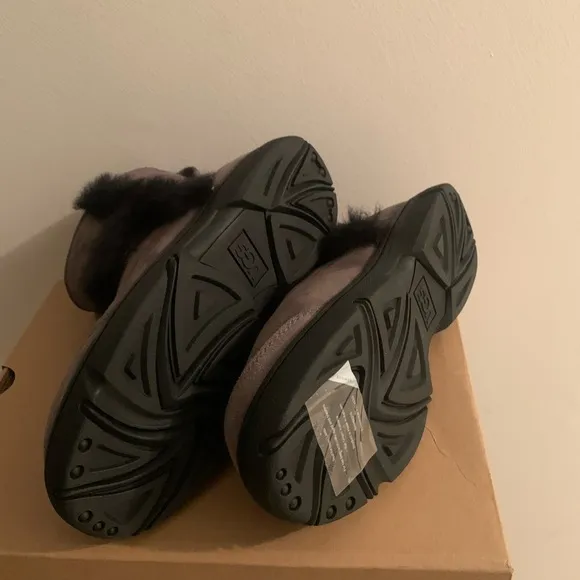 NIB! UGG women sunburst mini boots
