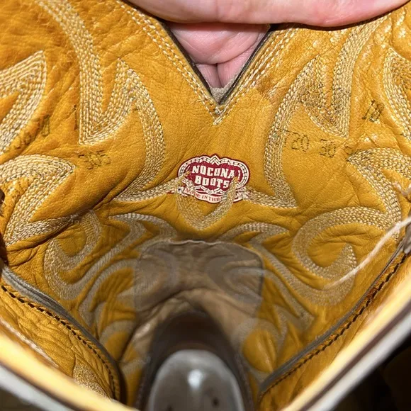 Nocona Boots Cowboy men size 10 EE cream khaki and brown