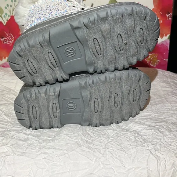 NWOT Eva &amp; Zoe kids silver/sparkle boots. Size 10. Fur lining