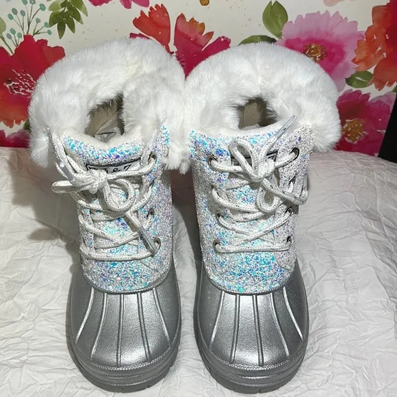 NWOT Eva &amp; Zoe kids silver/sparkle boots. Size 10. Fur lining