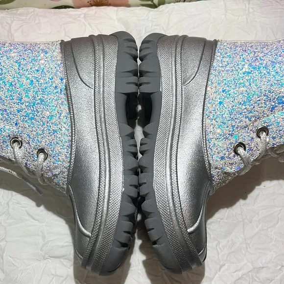 NWOT Eva &amp; Zoe kids silver/sparkle boots. Size 10. Fur lining