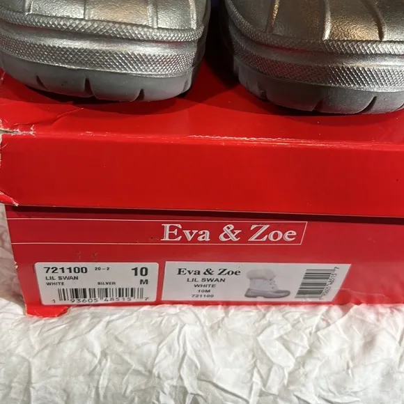 NWOT Eva &amp; Zoe kids silver/sparkle boots. Size 10. Fur lining