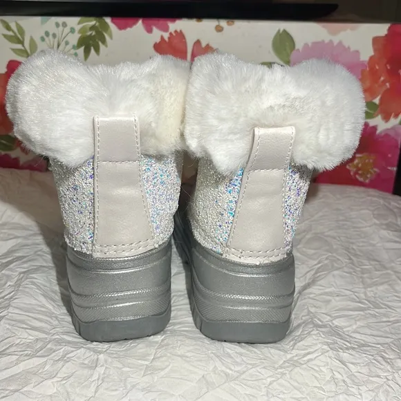 NWOT Eva &amp; Zoe kids silver/sparkle boots. Size 10. Fur lining