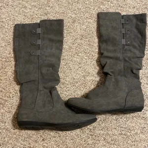 NWOT gray boots