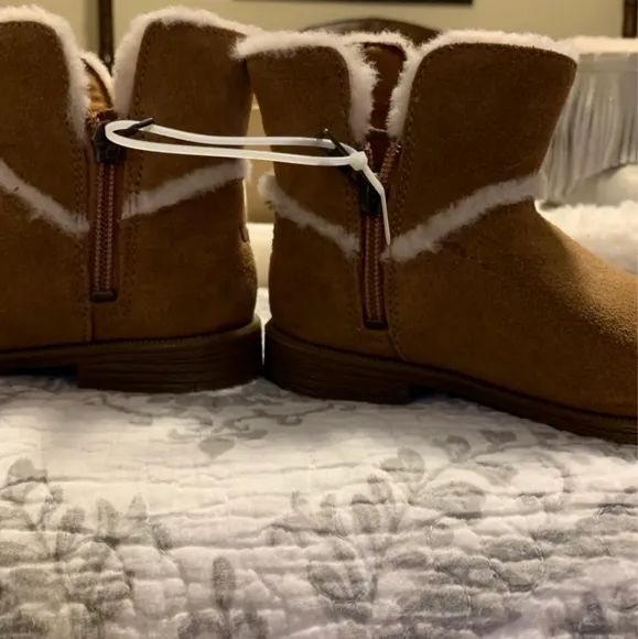 NWOT UGG. KIDS Boots size 11. Brown with fur.