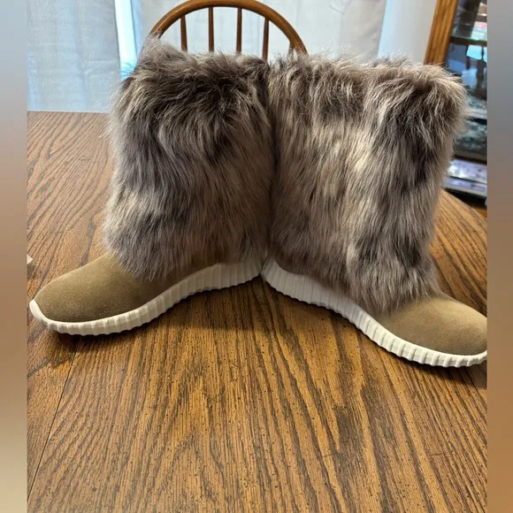 NWOT women’s Johnston &amp; Murphy Real Brisa Shearling Lamb fur boots size 8