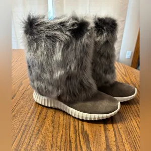 NWOT Women’s Johnston &amp; Murphy real lamb fur boots size 8