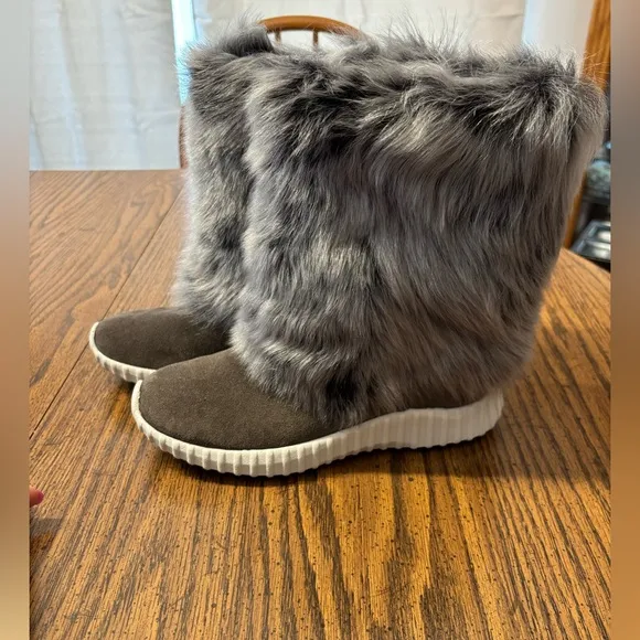 NWOT Women’s Johnston &amp; Murphy real lamb fur boots size 8
