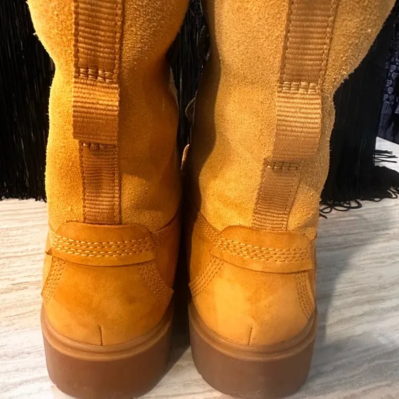 NWOT Women’s Timberland Teddy Fleece Fold down lace BootsSize 6.5