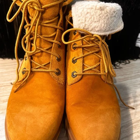 NWOT Women’s Timberland Teddy Fleece Fold down lace BootsSize 6.5