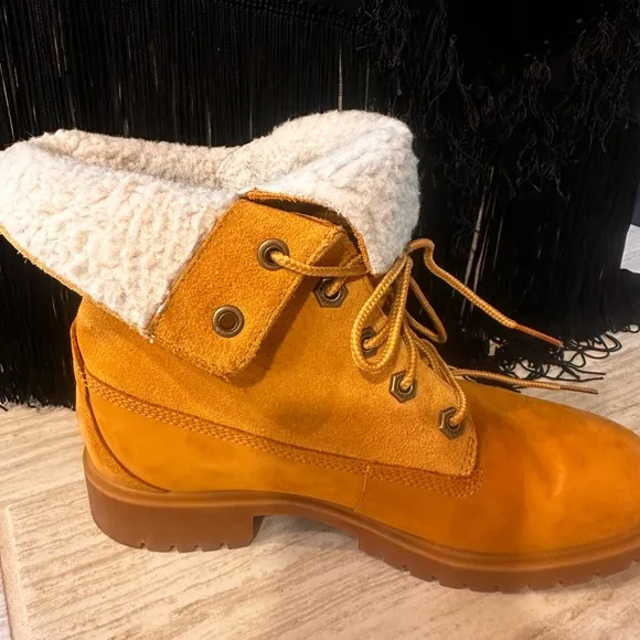 NWOT Women’s Timberland Teddy Fleece Fold down lace BootsSize 6.5