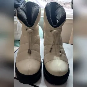 NWT Guess Women’s Leeda 2 Cold Weather Winter Snow Boots Ivory Size 9