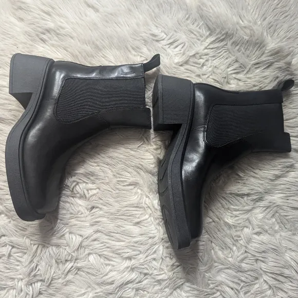 NWT RARE Vagabond Dorah Chelsea Boot in Black Leather
