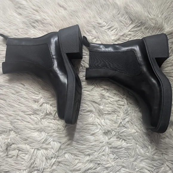 NWT RARE Vagabond Dorah Chelsea Boot in Black Leather